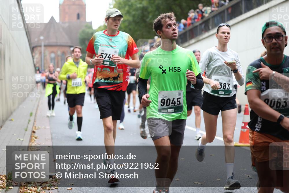 05.10.2025 - 20. swb-Marathon Bremen Michael Strokosch http://msf.ph/oto/9221952 05.10.2025 12:57:49 Laufen 574, 20, 9045, 04108, 383, 2063 meine-sportfotos.de