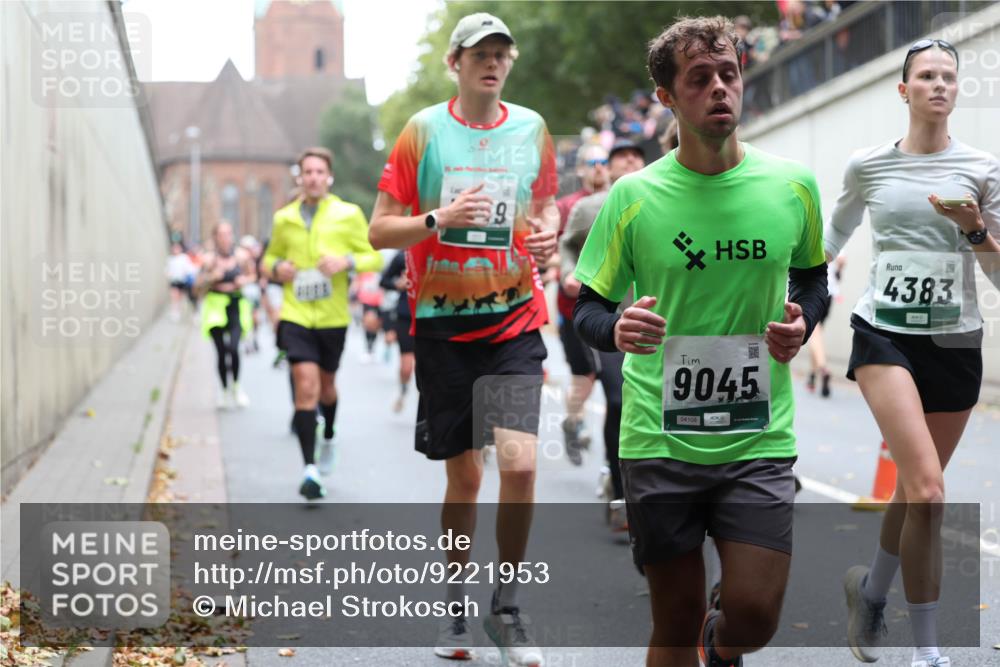 05.10.2025 - 20. swb-Marathon Bremen Michael Strokosch http://msf.ph/oto/9221953 05.10.2025 12:57:49 Laufen 4383, 9045, 04108 meine-sportfotos.de
