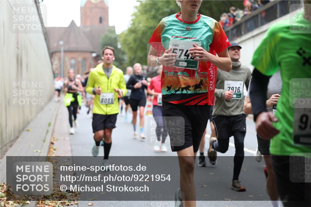 05.10.2025 - 20. swb-Marathon Bremen Michael Strokosch http://msf.ph/oto/9221954 05.10.2025 12:57:50 Laufen 8088, 20, 574, 20, 7916, 9 meine-sportfotos.de