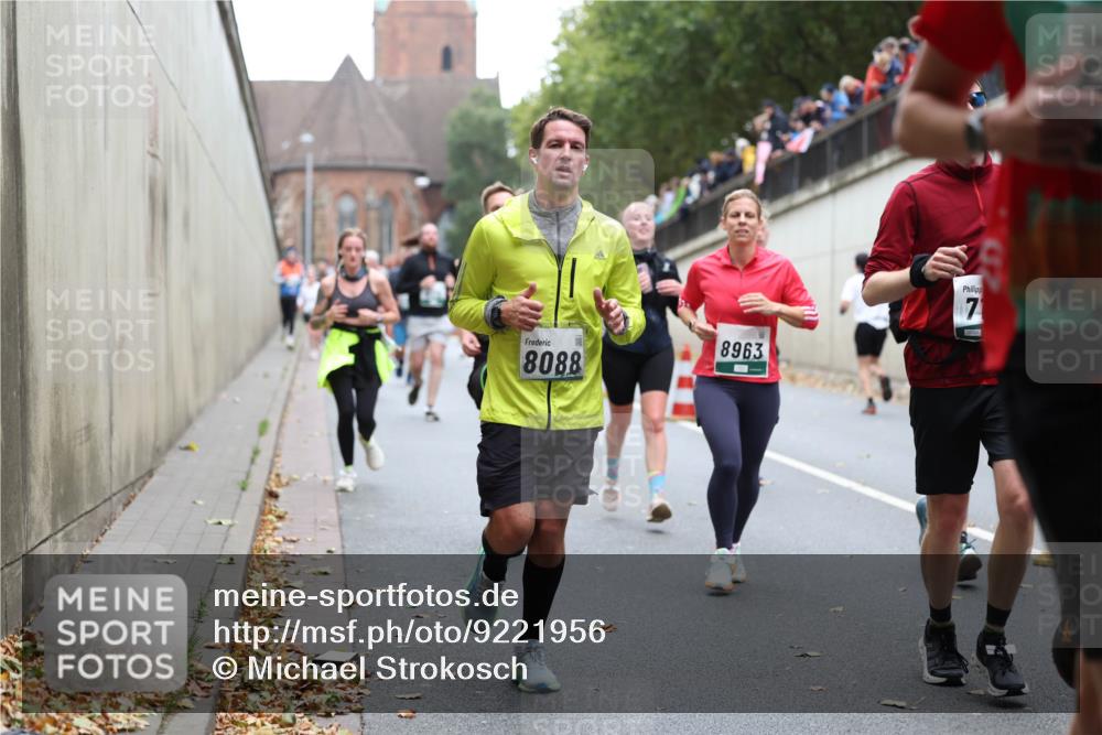 05.10.2025 - 20. swb-Marathon Bremen Michael Strokosch http://msf.ph/oto/9221956 05.10.2025 12:57:50 Laufen 8088, 8963, 7, 06331 meine-sportfotos.de