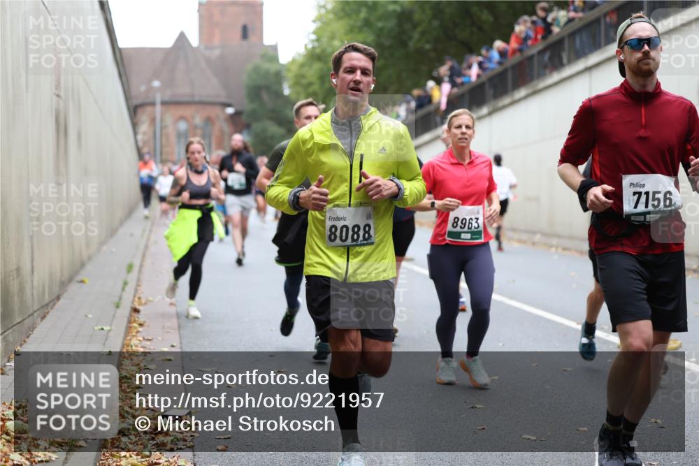 05.10.2025 - 20. swb-Marathon Bremen Michael Strokosch http://msf.ph/oto/9221957 05.10.2025 12:57:51 Laufen 8088, 8963, 7156, 06331 meine-sportfotos.de