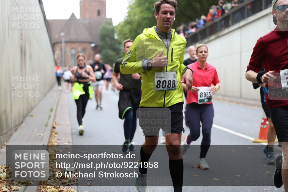 05.10.2025 - 20. swb-Marathon Bremen Michael Strokosch http://msf.ph/oto/9221958 05.10.2025 12:57:51 Laufen 8088, 8963 meine-sportfotos.de