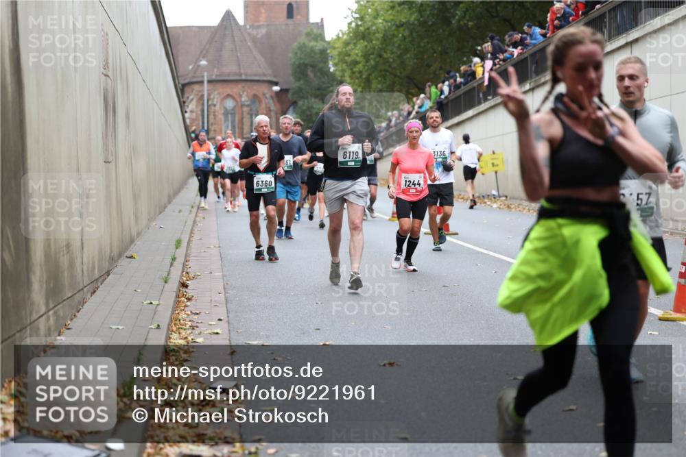 05.10.2025 - 20. swb-Marathon Bremen Michael Strokosch http://msf.ph/oto/9221961 05.10.2025 12:57:53 Laufen 6360, 61, 6119, 1244, 3136, 57 meine-sportfotos.de
