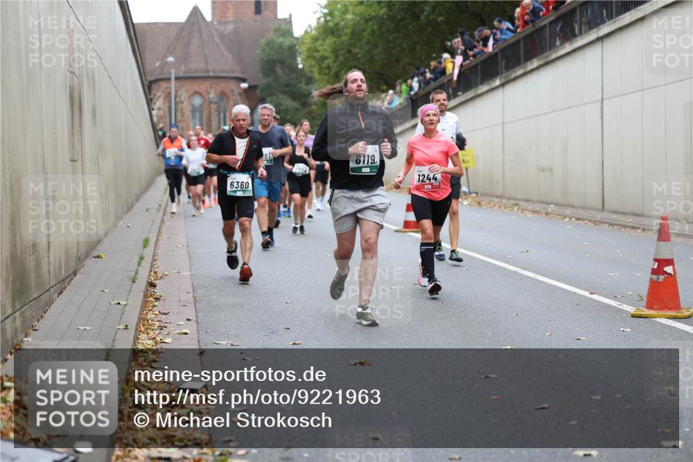 05.10.2025 - 20. swb-Marathon Bremen Michael Strokosch http://msf.ph/oto/9221963 05.10.2025 12:57:54 Laufen 6360, 6119, 1244 meine-sportfotos.de