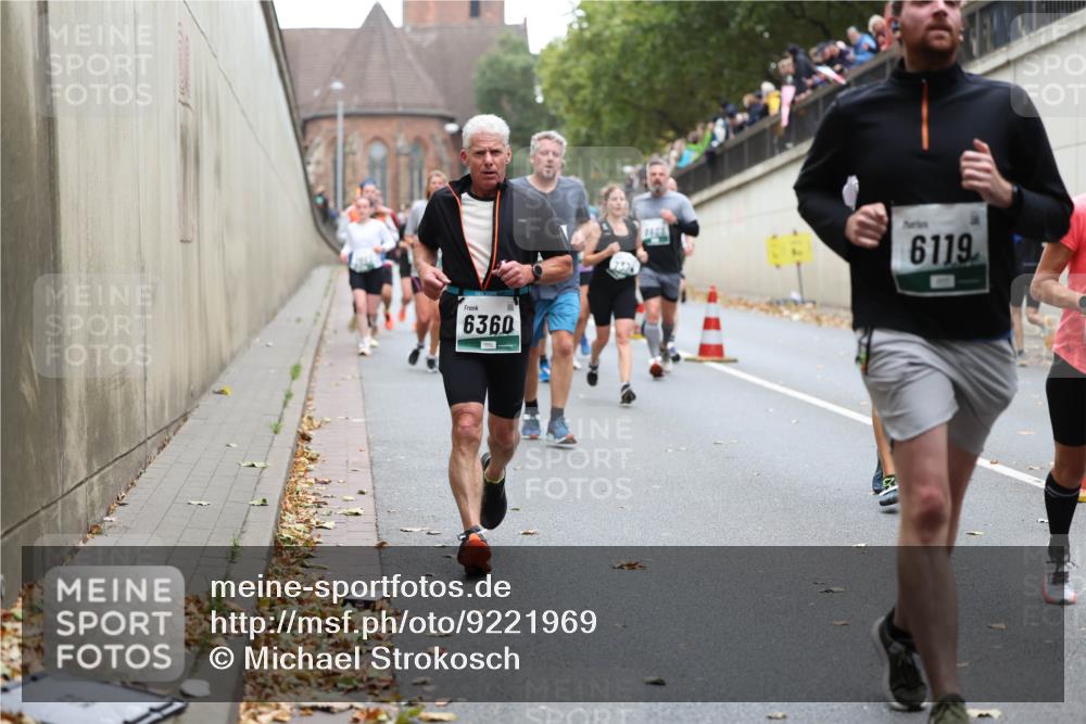 05.10.2025 - 20. swb-Marathon Bremen Michael Strokosch http://msf.ph/oto/9221969 05.10.2025 12:57:56 Laufen 6360, 7324, 6119 meine-sportfotos.de