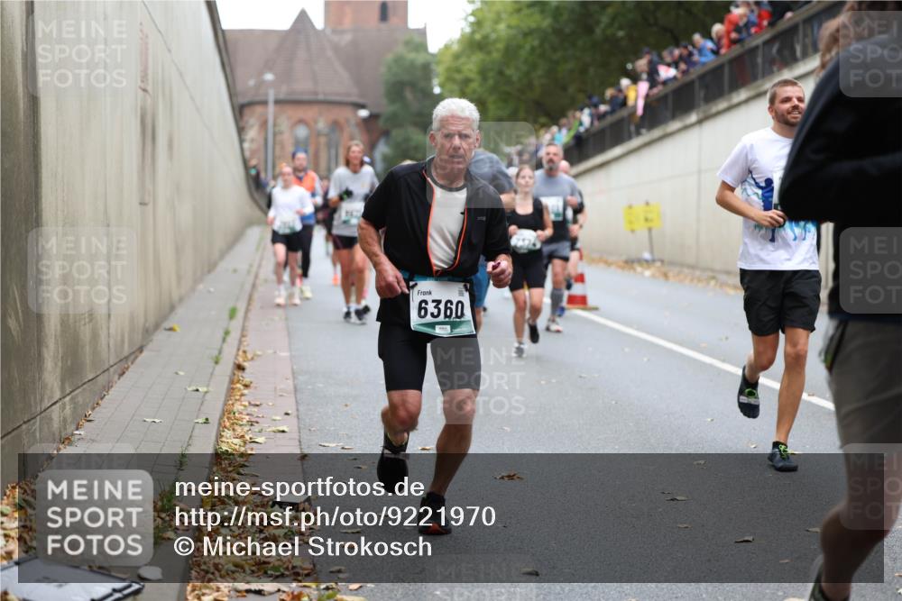 05.10.2025 - 20. swb-Marathon Bremen Michael Strokosch http://msf.ph/oto/9221970 05.10.2025 12:57:56 Laufen 6360 meine-sportfotos.de