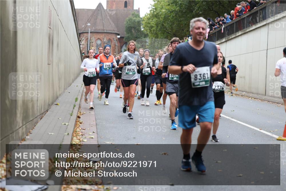 05.10.2025 - 20. swb-Marathon Bremen Michael Strokosch http://msf.ph/oto/9221971 05.10.2025 12:57:58 Laufen 2725, 8975, 5292, 2857, 8912, 8361, 7374 meine-sportfotos.de