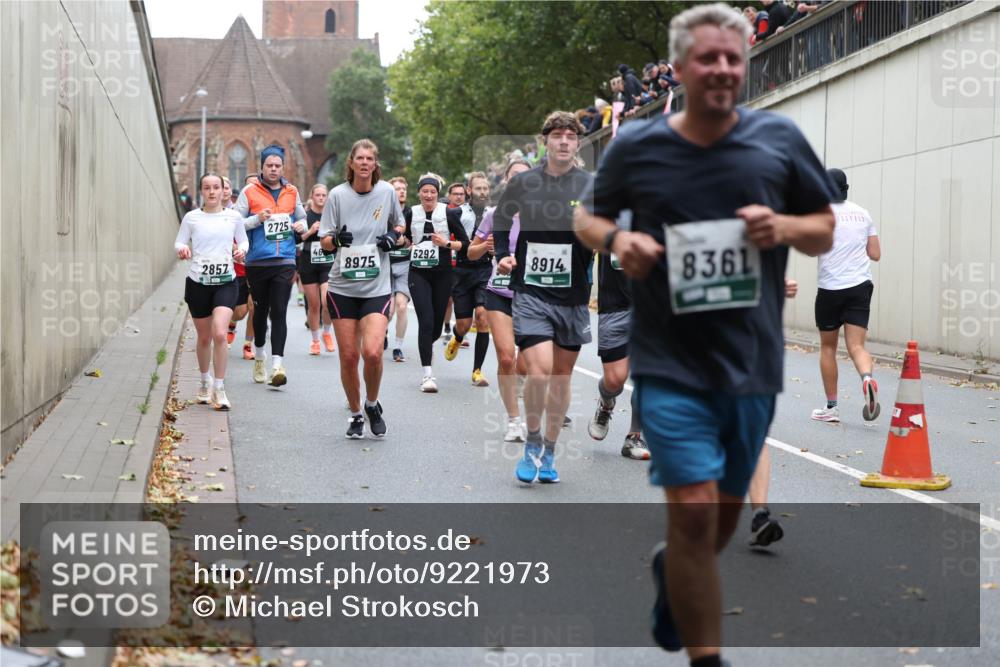 05.10.2025 - 20. swb-Marathon Bremen Michael Strokosch http://msf.ph/oto/9221973 05.10.2025 12:57:59 Laufen 2857, 2725, 46, 5292, 8975, 8914, 8361 meine-sportfotos.de