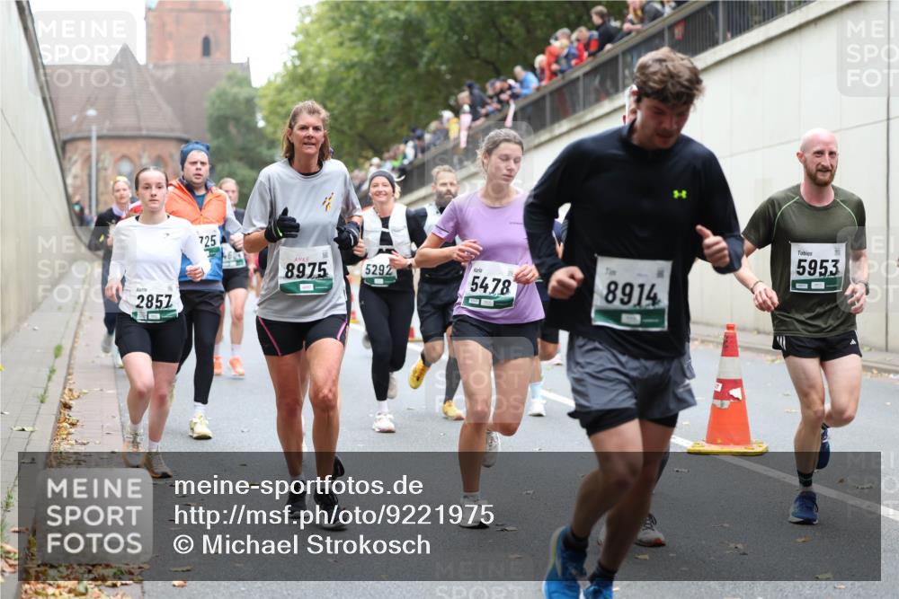 05.10.2025 - 20. swb-Marathon Bremen Michael Strokosch http://msf.ph/oto/9221975 05.10.2025 12:58:00 Laufen 2857, 725, 8975, 5292, 5478, 8914, 5953 meine-sportfotos.de
