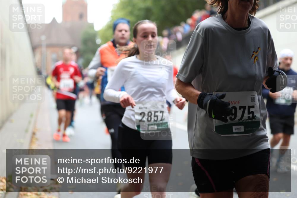 05.10.2025 - 20. swb-Marathon Bremen Michael Strokosch http://msf.ph/oto/9221977 05.10.2025 12:58:02 Laufen 2857, 975, 99060, 20 meine-sportfotos.de