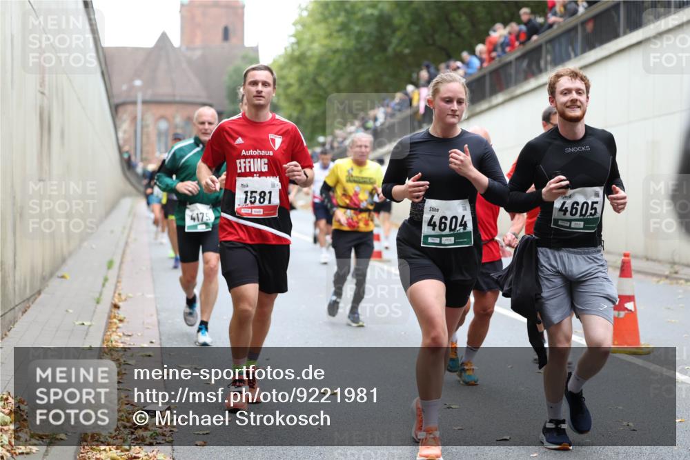 05.10.2025 - 20. swb-Marathon Bremen Michael Strokosch http://msf.ph/oto/9221981 05.10.2025 12:58:03 Laufen 4175, 1581, 4604, 4605 meine-sportfotos.de