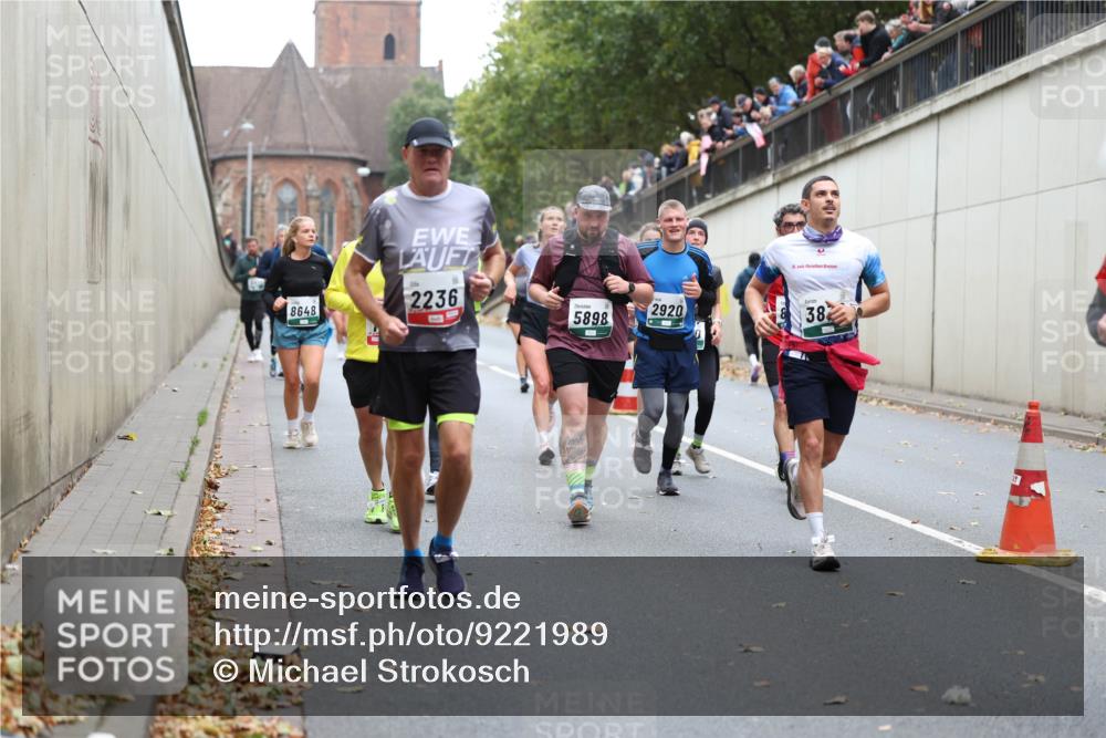 05.10.2025 - 20. swb-Marathon Bremen Michael Strokosch http://msf.ph/oto/9221989 05.10.2025 12:58:07 Laufen 8648, 2236, 5898, 2920, 18, 38 meine-sportfotos.de