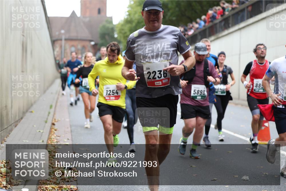 05.10.2025 - 20. swb-Marathon Bremen Michael Strokosch http://msf.ph/oto/9221993 05.10.2025 12:58:08 Laufen 1254, 2236, 00017, 5898, 88 meine-sportfotos.de