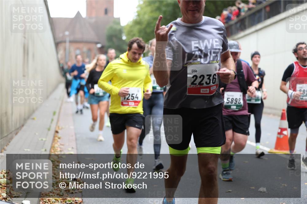 05.10.2025 - 20. swb-Marathon Bremen Michael Strokosch http://msf.ph/oto/9221995 05.10.2025 12:58:09 Laufen 2254, 2236, 00017, 5898, 989 meine-sportfotos.de