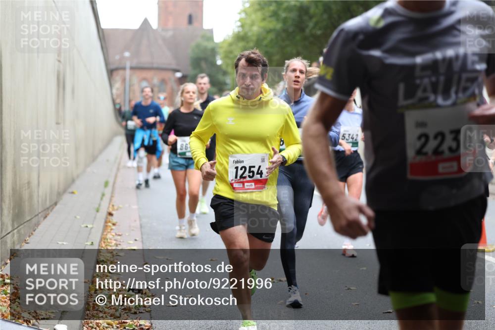 05.10.2025 - 20. swb-Marathon Bremen Michael Strokosch http://msf.ph/oto/9221996 05.10.2025 12:58:09 Laufen 86, 1254, 01393, 5342, 2236 meine-sportfotos.de