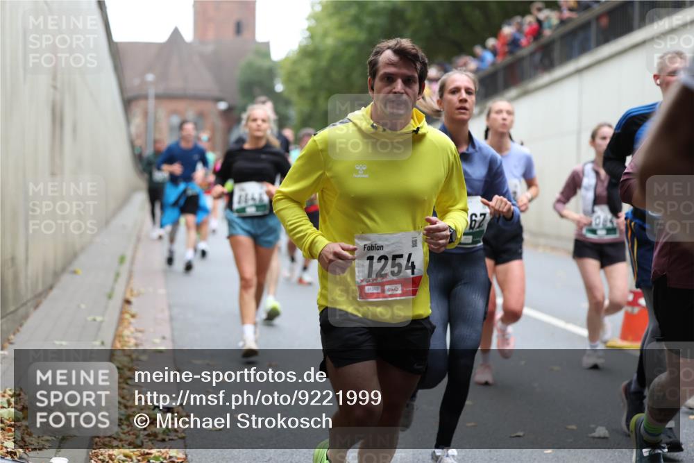 05.10.2025 - 20. swb-Marathon Bremen Michael Strokosch http://msf.ph/oto/9221999 05.10.2025 12:58:09 Laufen 1254, 01393, 67 meine-sportfotos.de