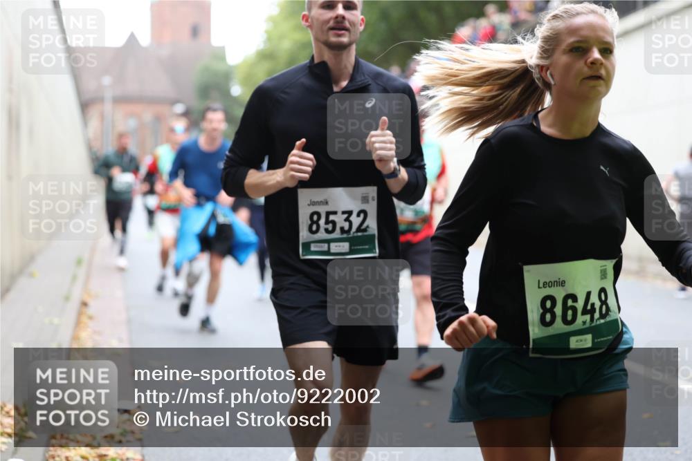 05.10.2025 - 20. swb-Marathon Bremen Michael Strokosch http://msf.ph/oto/9222002 05.10.2025 12:58:12 Laufen 8532, 8648 meine-sportfotos.de
