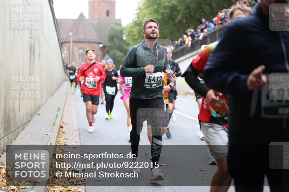 05.10.2025 - 20. swb-Marathon Bremen Michael Strokosch http://msf.ph/oto/9222015 05.10.2025 12:58:16 Laufen 4828, 67, 06743, 54, 12, 492 meine-sportfotos.de