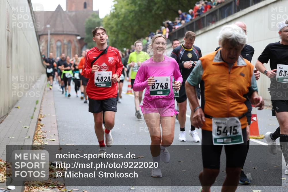 05.10.2025 - 20. swb-Marathon Bremen Michael Strokosch http://msf.ph/oto/9222020 05.10.2025 12:58:17 Laufen 4828, 6749, 5415, 63 meine-sportfotos.de