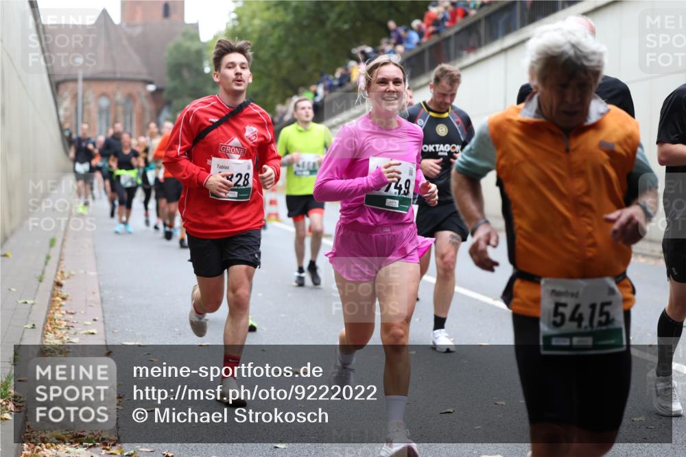05.10.2025 - 20. swb-Marathon Bremen Michael Strokosch http://msf.ph/oto/9222022 05.10.2025 12:58:17 Laufen 28, 74, 9, 54, 15 meine-sportfotos.de