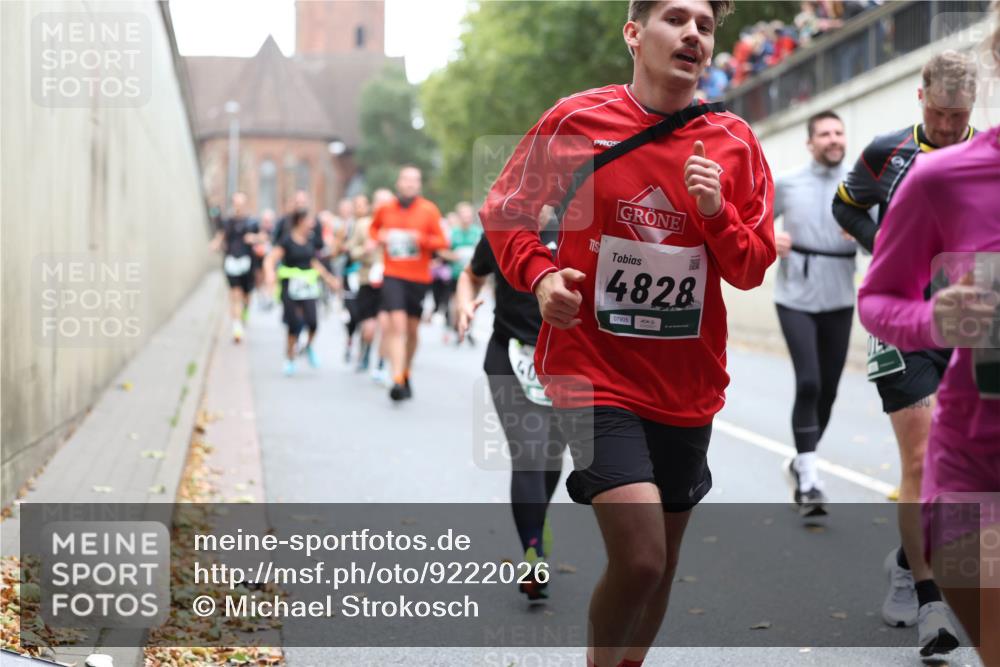 05.10.2025 - 20. swb-Marathon Bremen Michael Strokosch http://msf.ph/oto/9222026 05.10.2025 12:58:18 Laufen 4828, 07905 meine-sportfotos.de
