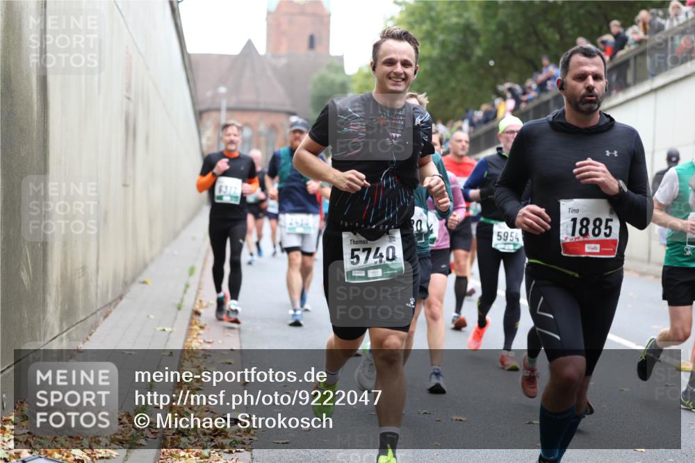 05.10.2025 - 20. swb-Marathon Bremen Michael Strokosch http://msf.ph/oto/9222047 05.10.2025 12:58:24 Laufen 317, 75, 5740, 5954, 1885 meine-sportfotos.de