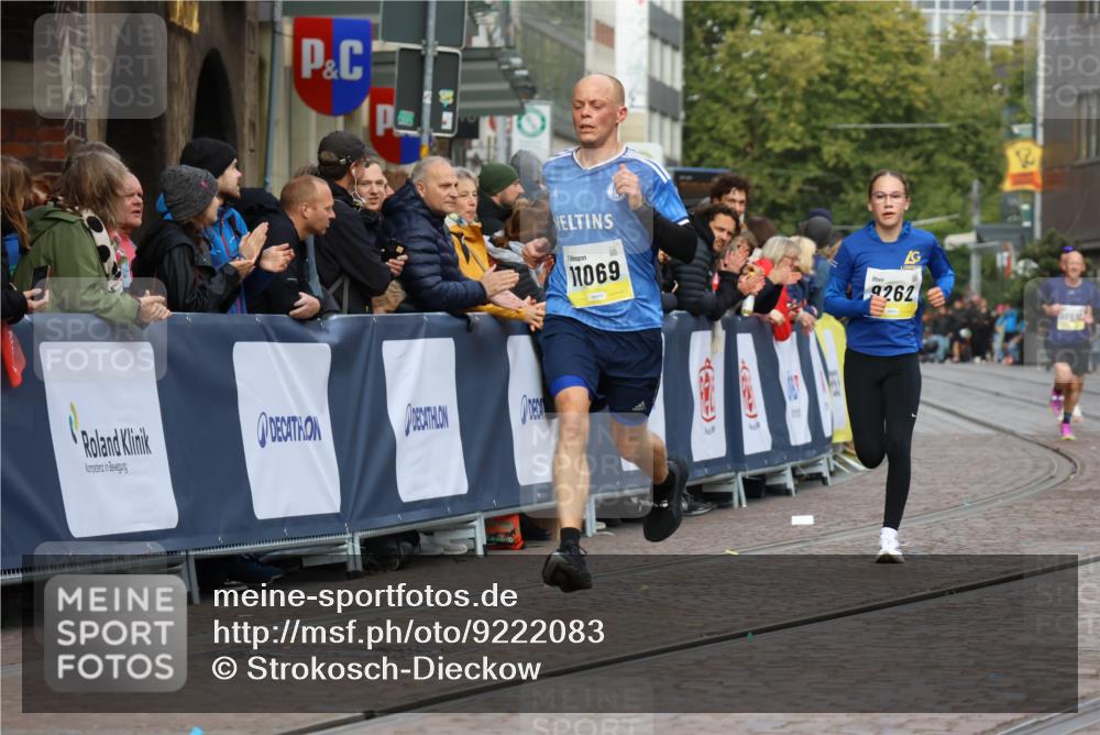 05.10.2025 - 20. swb-Marathon Bremen Strokosch-Dieckow http://msf.ph/oto/9222083 05.10.2025 10:41:15 Ziel 9262, 11069, 11086 meine-sportfotos.de