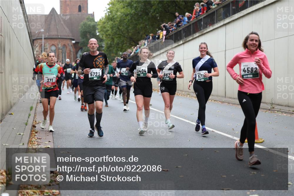 05.10.2025 - 20. swb-Marathon Bremen Michael Strokosch http://msf.ph/oto/9222086 05.10.2025 12:58:36 Laufen 2483, 3404, 5723, 863, 571, 371, 4582 meine-sportfotos.de
