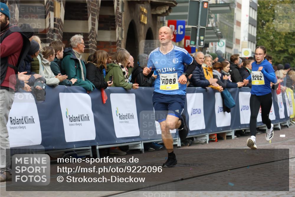 05.10.2025 - 20. swb-Marathon Bremen Strokosch-Dieckow http://msf.ph/oto/9222096 05.10.2025 10:41:16 Ziel 9262, 11069, 11086 meine-sportfotos.de
