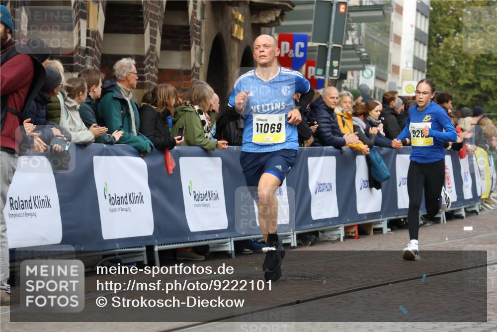 05.10.2025 - 20. swb-Marathon Bremen Strokosch-Dieckow http://msf.ph/oto/9222101 05.10.2025 10:41:16 Ziel 9262, 11069, 11086 meine-sportfotos.de