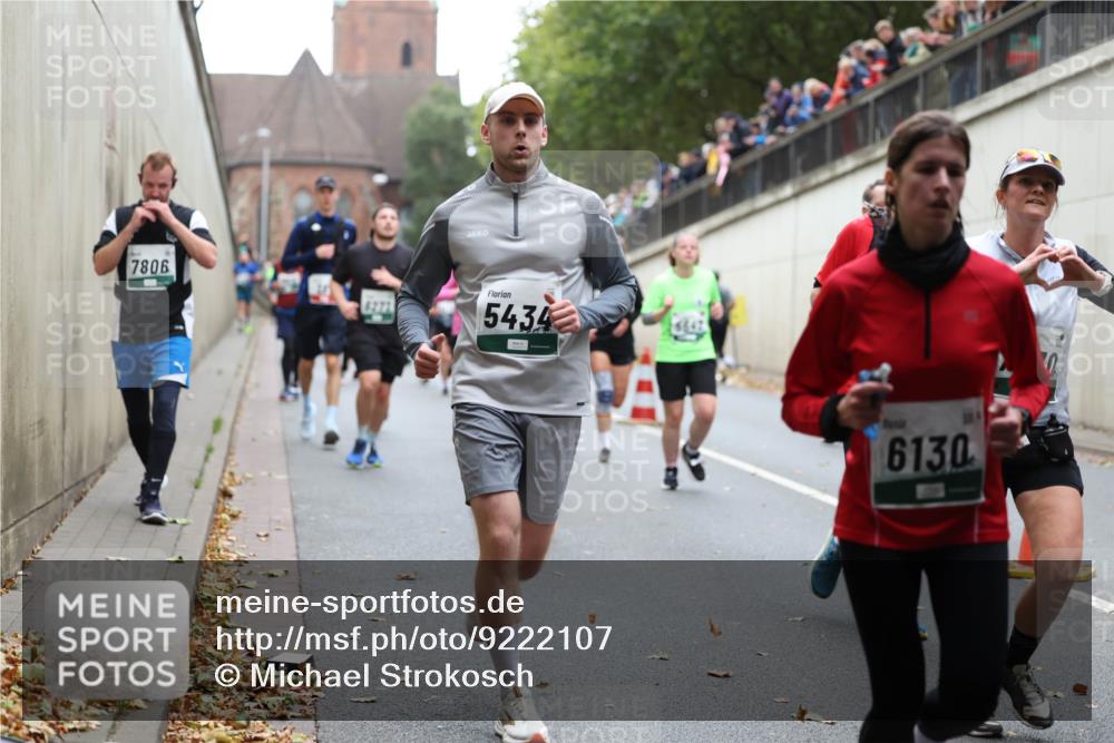 05.10.2025 - 20. swb-Marathon Bremen Michael Strokosch http://msf.ph/oto/9222107 05.10.2025 12:58:43 Laufen 7806, 5434, 6130 meine-sportfotos.de