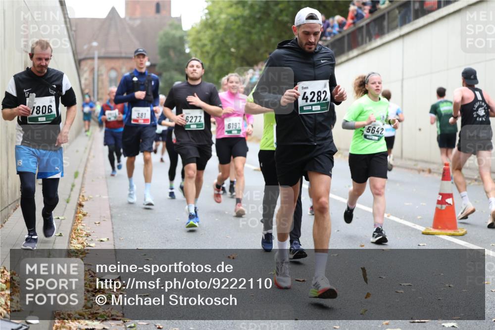 05.10.2025 - 20. swb-Marathon Bremen Michael Strokosch http://msf.ph/oto/9222110 05.10.2025 12:58:45 Laufen 18, 1806, 381, 6277, 6197, 4282, 5642 meine-sportfotos.de