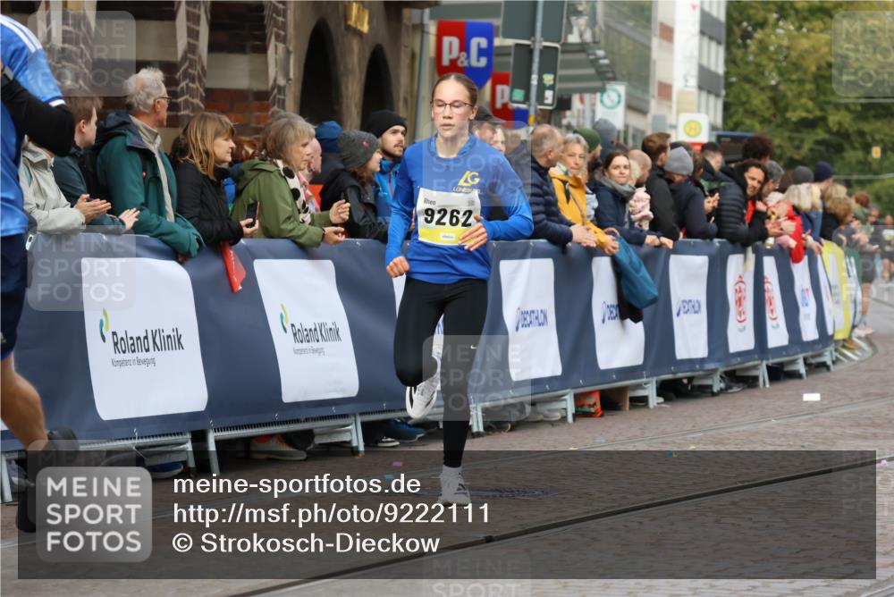 05.10.2025 - 20. swb-Marathon Bremen Strokosch-Dieckow http://msf.ph/oto/9222111 05.10.2025 10:41:17 Ziel 9262, 11069, 11086 meine-sportfotos.de