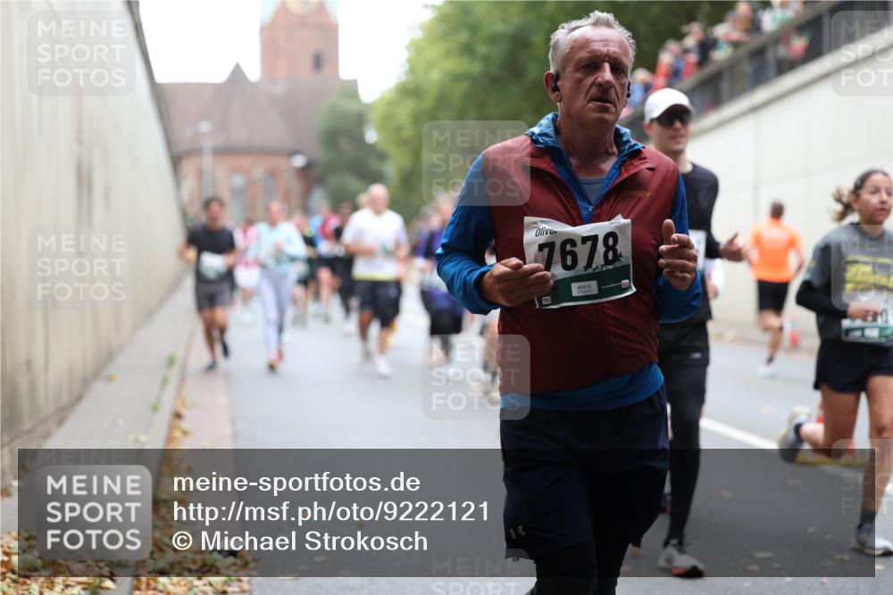 05.10.2025 - 20. swb-Marathon Bremen Michael Strokosch http://msf.ph/oto/9222121 05.10.2025 12:58:50 Laufen 7678 meine-sportfotos.de