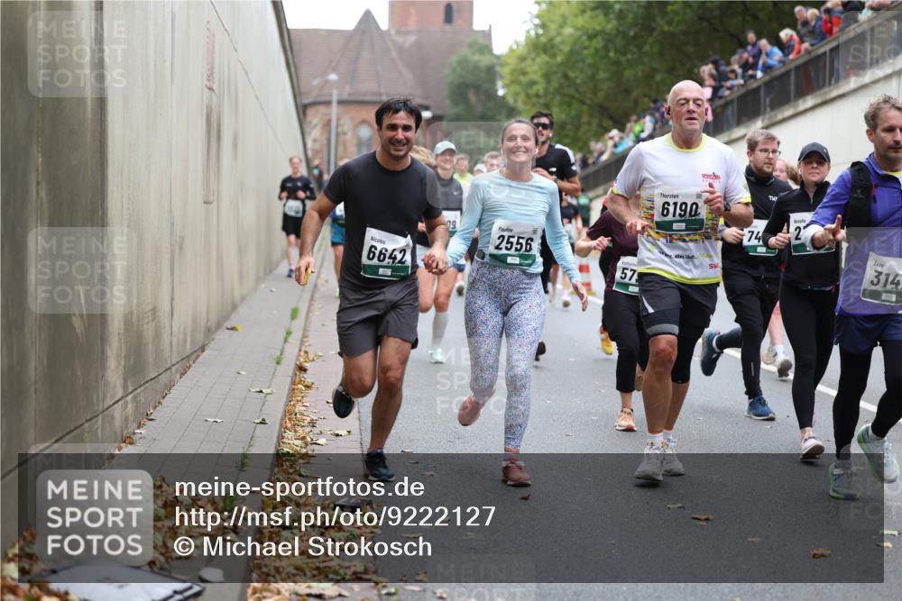 05.10.2025 - 20. swb-Marathon Bremen Michael Strokosch http://msf.ph/oto/9222127 05.10.2025 12:58:53 Laufen 6642, 09, 6190, 2556, 74, 314, 57 meine-sportfotos.de