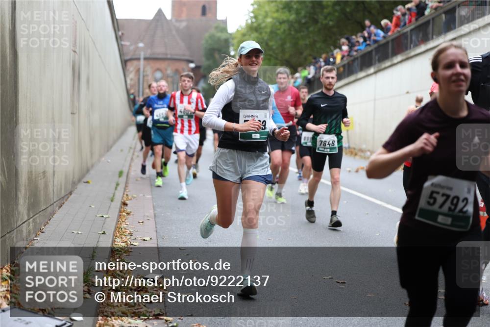 05.10.2025 - 20. swb-Marathon Bremen Michael Strokosch http://msf.ph/oto/9222137 05.10.2025 12:58:56 Laufen 4672, 7848, 5792, 11 meine-sportfotos.de