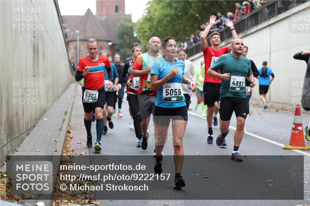 05.10.2025 - 20. swb-Marathon Bremen Michael Strokosch http://msf.ph/oto/9222157 05.10.2025 12:59:02 Laufen 5803, 39, 5059, 4897 meine-sportfotos.de