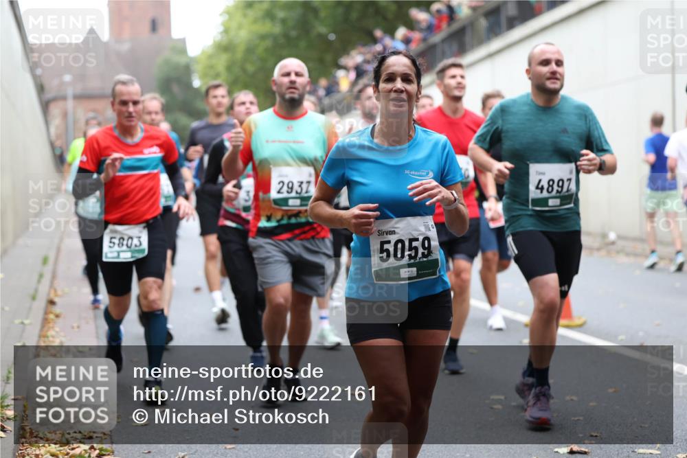 05.10.2025 - 20. swb-Marathon Bremen Michael Strokosch http://msf.ph/oto/9222161 05.10.2025 12:59:03 Laufen 5803, 2937, 4897, 5059 meine-sportfotos.de
