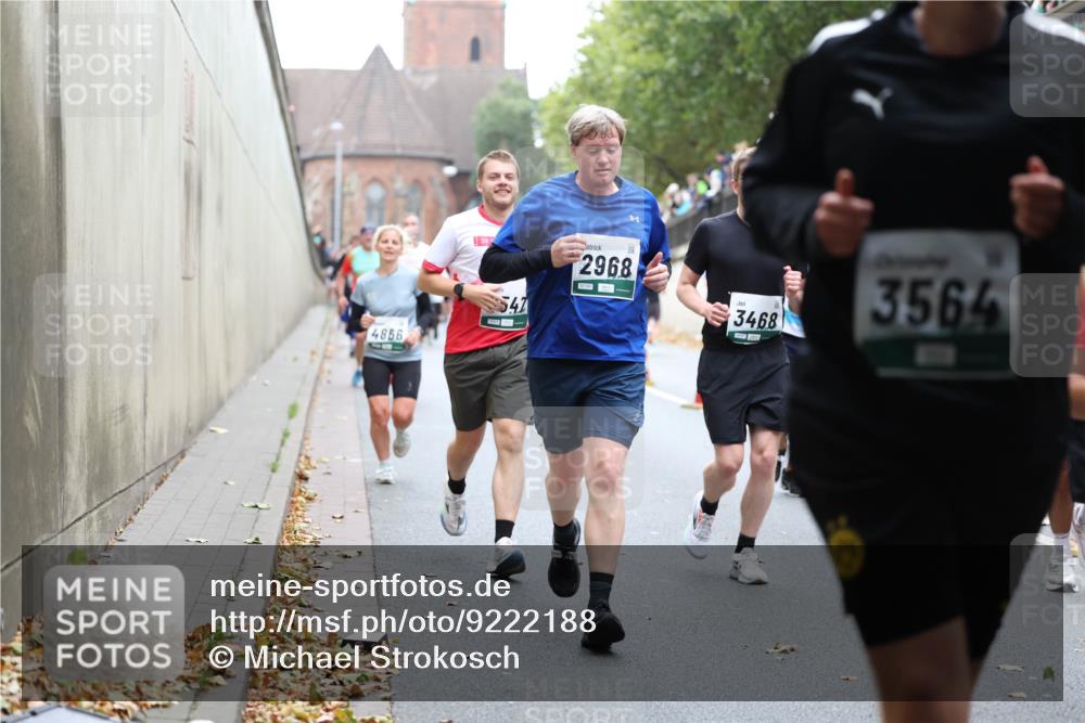 05.10.2025 - 20. swb-Marathon Bremen Michael Strokosch http://msf.ph/oto/9222188 05.10.2025 12:59:12 Laufen 4866, 547, 2968, 3564, 3468 meine-sportfotos.de