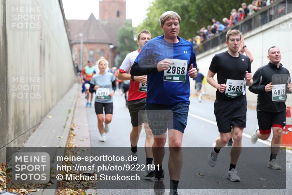 05.10.2025 - 20. swb-Marathon Bremen Michael Strokosch http://msf.ph/oto/9222191 05.10.2025 12:59:12 Laufen 4856, 2968, 3468, 4878 meine-sportfotos.de