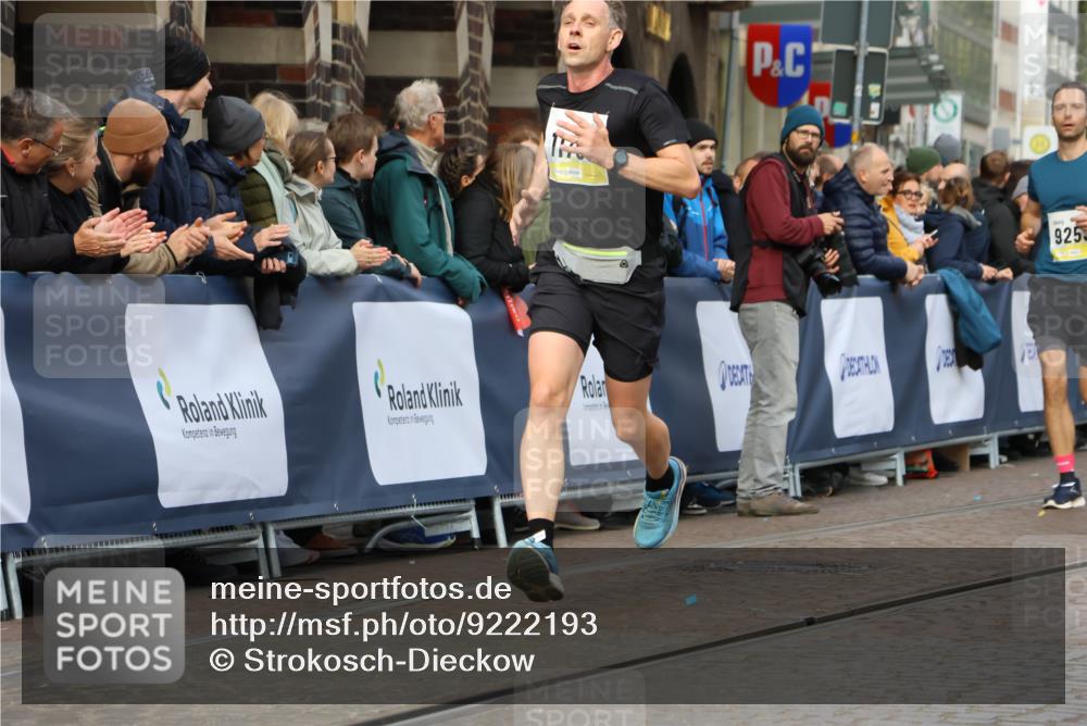05.10.2025 - 20. swb-Marathon Bremen Strokosch-Dieckow http://msf.ph/oto/9222193 05.10.2025 10:41:43 Ziel 9253, 11701 meine-sportfotos.de