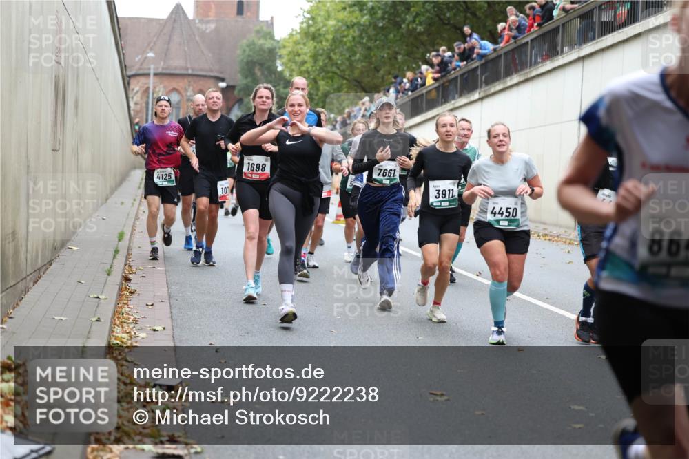 05.10.2025 - 20. swb-Marathon Bremen Michael Strokosch http://msf.ph/oto/9222238 05.10.2025 12:59:25 Laufen 4125, 107, 1698, 7661, 3911, 4450, 86 meine-sportfotos.de