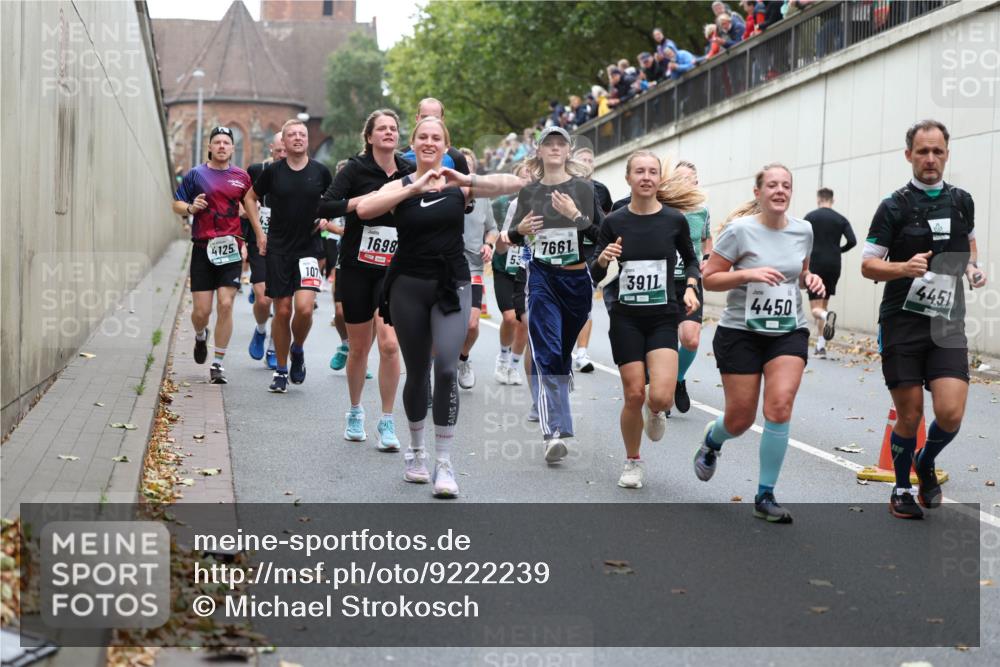 05.10.2025 - 20. swb-Marathon Bremen Michael Strokosch http://msf.ph/oto/9222239 05.10.2025 12:59:25 Laufen 4125, 107, 1698, 7661, 53, 3911, 4450, 4451 meine-sportfotos.de