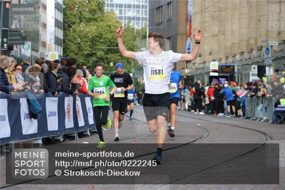 05.10.2025 - 20. swb-Marathon Bremen Strokosch-Dieckow http://msf.ph/oto/9222245 05.10.2025 10:41:53 Ziel 9884, 10104, 10155, 10691, 10880, 11581, 11710 meine-sportfotos.de