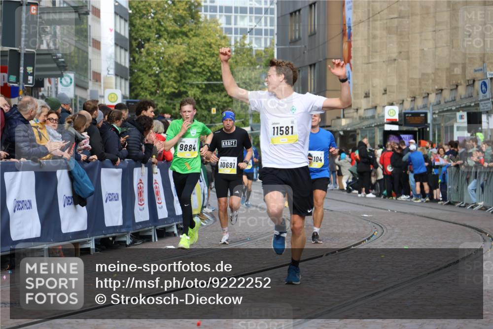 05.10.2025 - 20. swb-Marathon Bremen Strokosch-Dieckow http://msf.ph/oto/9222252 05.10.2025 10:41:53 Ziel 9884, 10104, 10155, 10691, 10880, 11581, 11710 meine-sportfotos.de