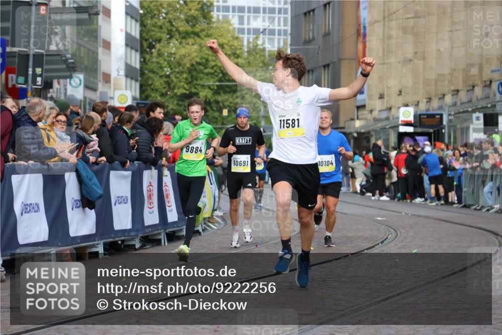 05.10.2025 - 20. swb-Marathon Bremen Strokosch-Dieckow http://msf.ph/oto/9222256 05.10.2025 10:41:53 Ziel 9884, 10104, 10155, 10691, 10880, 11581, 11710 meine-sportfotos.de