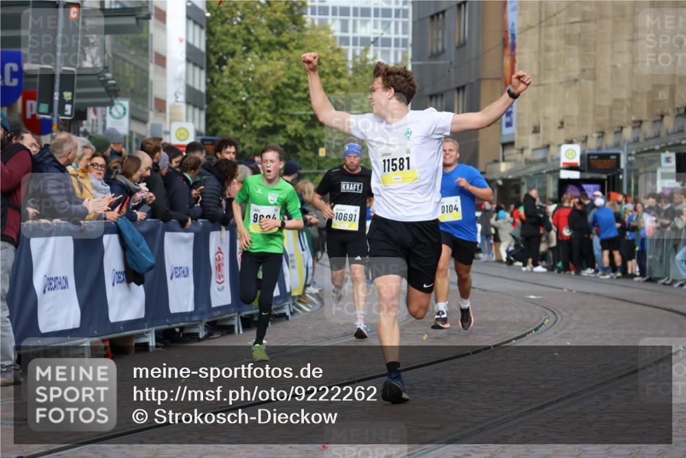 05.10.2025 - 20. swb-Marathon Bremen Strokosch-Dieckow http://msf.ph/oto/9222262 05.10.2025 10:41:53 Ziel 9884, 10104, 10155, 10691, 10880, 11581, 11710 meine-sportfotos.de