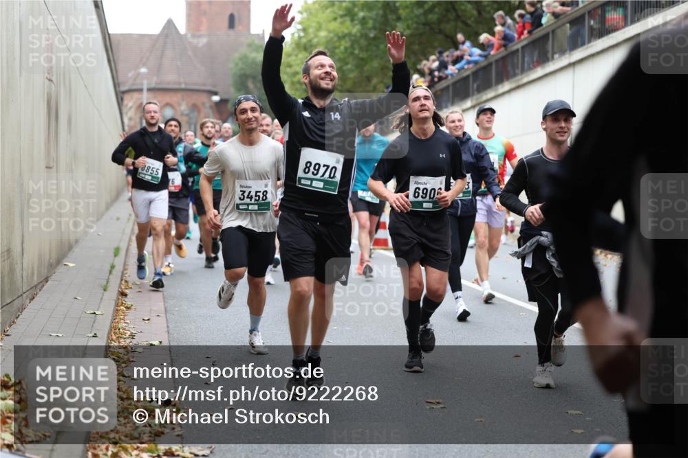 05.10.2025 - 20. swb-Marathon Bremen Michael Strokosch http://msf.ph/oto/9222268 05.10.2025 12:59:33 Laufen 14, 8855, 3458, 8970, 6906 meine-sportfotos.de