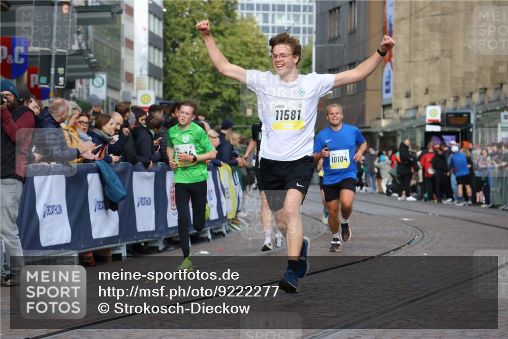 05.10.2025 - 20. swb-Marathon Bremen Strokosch-Dieckow http://msf.ph/oto/9222277 05.10.2025 10:41:53 Ziel 9884, 10104, 10155, 10691, 10880, 11581, 11710 meine-sportfotos.de