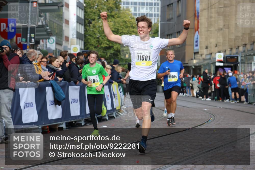 05.10.2025 - 20. swb-Marathon Bremen Strokosch-Dieckow http://msf.ph/oto/9222281 05.10.2025 10:41:53 Ziel 9884, 10104, 10155, 10691, 10880, 11581, 11710 meine-sportfotos.de